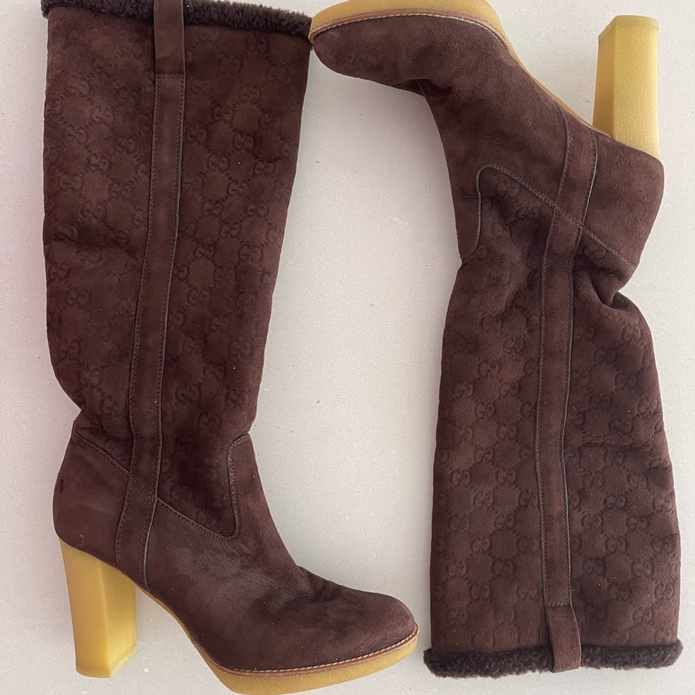 Gucci GG knee high brown suede boot. Rubber sole and heel. 3.5 inches heel (9cm)